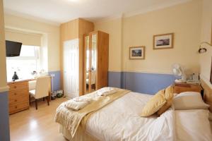 A bed or beds in a room at Saxonia Guest House 