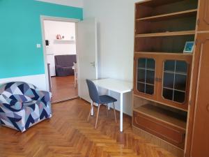 Habitación con mesa, silla y escritorio. en Sophie Apartment en Balatonberény