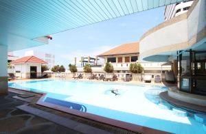 una gran piscina en medio de un edificio en The A.A. Pattaya Residence, en Pattaya central