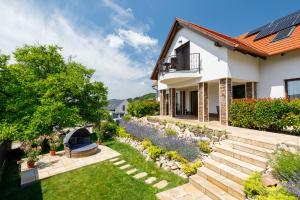 a house with a backyard with a garden at Pilger Apartments in Tihany