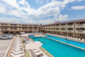 a view of the pool at a hotel at Золотий Павлін in Solotvyno +50 photos