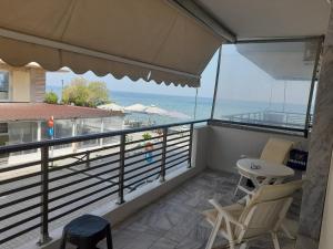 A balcony or terrace at Annas seaside apartment