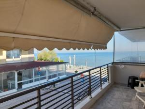 A balcony or terrace at Annas seaside apartment
