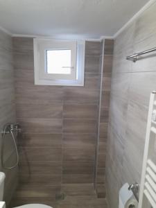 A bathroom at Annas seaside apartment Még 7 kép