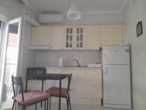 A kitchen or kitchenette at Annas seaside apartment
