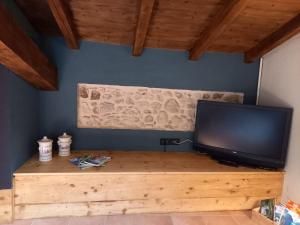 Televízia a/alebo spoločenská miestnosť v ubytovaní Rustico La Colonna - Tremosine sul Garda
