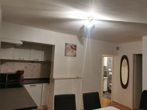 Kuchyň nebo kuchyňský kout v ubytování Apartments Tomisa