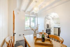 eine Küche und ein Esszimmer mit einem Holztisch und Stühlen in der Unterkunft Braich-Y-Celyn Lodge in Aberdyfi