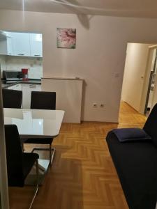 Kuchyň nebo kuchyňský kout v ubytování Apartments Tomisa