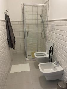 uma casa de banho com um chuveiro, um WC e um lavatório. em Villa Elena - Terra dei Miti - Agropoli, Ogliastro Cilento em Ogliastro Cilento
