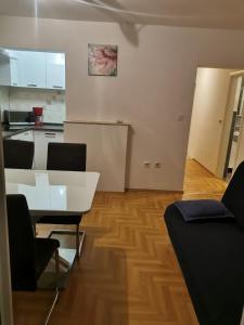 Kuchyň nebo kuchyňský kout v ubytování Apartments Tomisa