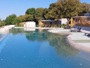 una piscina de agua azul en un patio en Mobilehome LUNA Selce en Selce