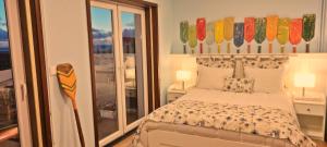 um quarto com uma cama e uma janela em Varandas do Mar em Arcozelo mais 37 fotografias