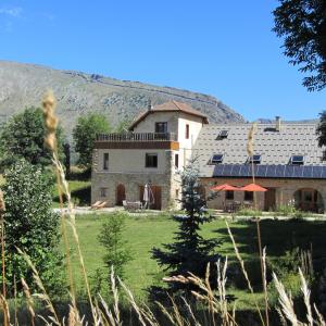 une image d'une maison dotée de panneaux solaires dans l'établissement Le Clos de Lumière, à La Roche-des-Arnauds