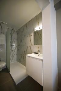 Bathroom sa Cesar Palace