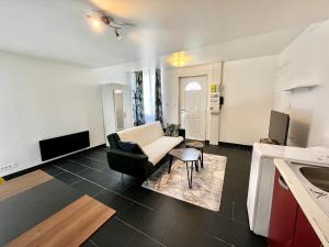 Kuchnia lub aneks kuchenny w obiekcie Studios au quartier pavillonnaire rue d Ambert