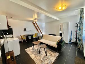 salon z kanapą i stołem w obiekcie Studios au quartier pavillonnaire rue d Ambert w Orleanie