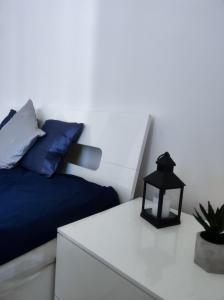 een slaapkamer met een bed en een tafel met een lamp bij Al Ventotto di Maria in Foligno