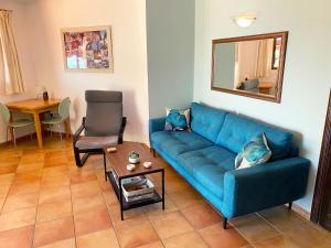 salon z niebieską kanapą i stołem w obiekcie Capistrano Playa RELAX & ENJOY w mieście Nerja