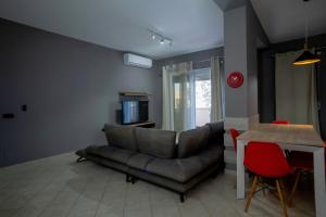 格勒姆Evergreen Pines Apartment的带沙发和桌子的客厅