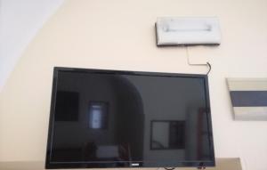 A television and/or entertainment centre at L 'Alcova Holidays Home CENTRO STORICO