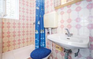 Kúpeľňa v ubytovaní 1 Bedroom Amazing Apartment In Kampor