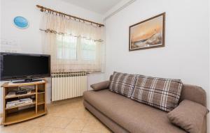 TV a/nebo společenská místnost v ubytování 1 Bedroom Amazing Apartment In Kampor