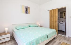 Postel nebo postele na pokoji v ubytování 1 Bedroom Amazing Apartment In Kampor