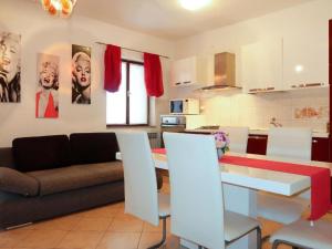 Kuchyň nebo kuchyňský kout v ubytování Apartments ORSIC