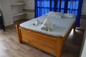 um quarto com uma cama com toalhas em Arenillas del Mar em Tolú mais 213 fotografias