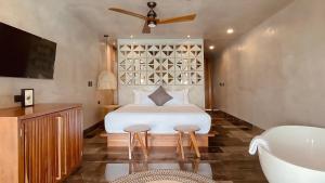 A bed or beds in a room at Hotel Amainah Bacalar Adults Only