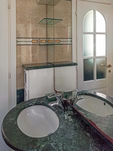 La Casa di Anna ☆☆☆☆☆[Cogoleto - 100 metri dal MARE] في كوغوليتو: حمام مغسلتين ونافذة