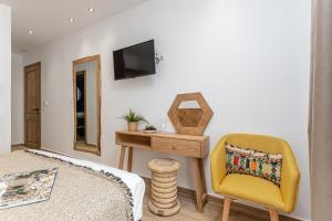 Galazia Boutique Apartments的电视和/或娱乐中心