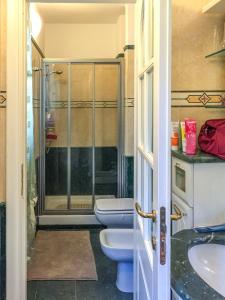 La Casa di Anna ☆☆☆☆☆[Cogoleto - 100 metri dal MARE] في كوغوليتو: حمام مع مرحاضين ودش