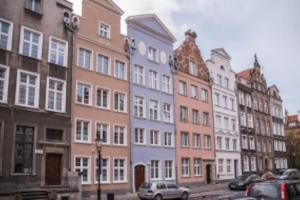 uma linha de edifícios coloridos em uma rua da cidade em Private rooms in the Old Town em Gdansk