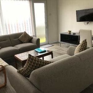 Sala de estar con 2 sofás y mesa en 310 Norton Park en Dartmouth