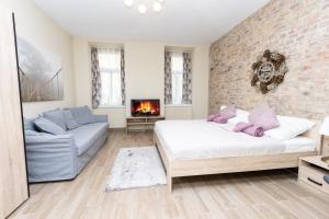 A bed or beds in a room at Comfortable romantic 1 bedroom apartment near Augarten