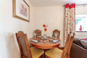 Φωτογραφία από το άλμπουμ του Y Cwtch σε Cwrt-newydd