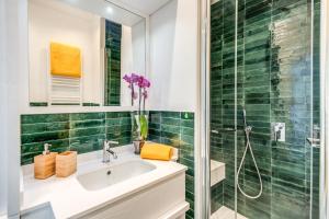 een badkamer met een wastafel en een douche bij Villa green Eden in Sorrento +32 foto's