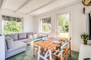 een woonkamer met een tafel en een bank bij Villa green Eden in Sorrento