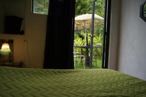 a bedroom with a bed and a view of a patio at Skale Peregrino in Choachí