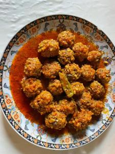 een bord gehaktballen met saus op een tafel bij Dar KHALID in Marrakesh