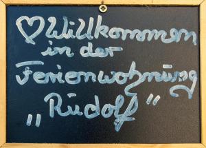 una lavagna con la scritta "Voglia di Dio" in punto che ricorda radiologia di Enscher Stübchen Ferienwohnung Rudolf a Ensch