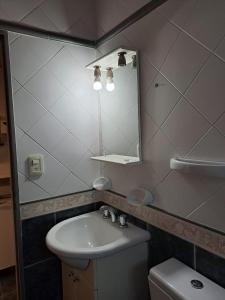 ein Badezimmer mit einem Waschbecken, einem Spiegel und einem WC in der Unterkunft BELLO SAN LUIS in San Luis