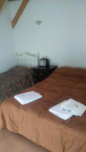 1 dormitorio con 1 cama con toallas en BELLO SAN LUIS en San Luis