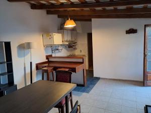 una cocina con mesa y barra. en BELLO SAN LUIS, en San Luis