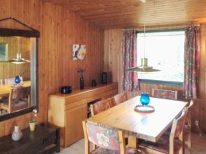 Bøtø Byにある6 person holiday home in V ggerl seのダイニングルーム(木製テーブル、窓付)