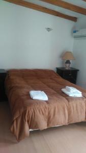 uma cama grande com duas toalhas em cima em BELLO SAN LUIS em San Luis