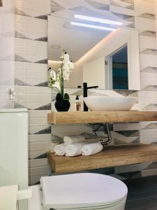 een badkamer met een wit toilet en een wastafel bij House Sofi , Morro Jable Ftvra. Canary Islands. in Morro del Jable +13 foto's