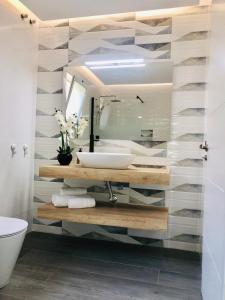 een badkamer met een wastafel en een spiegel bij House Sofi , Morro Jable Ftvra. Canary Islands. in Morro del Jable